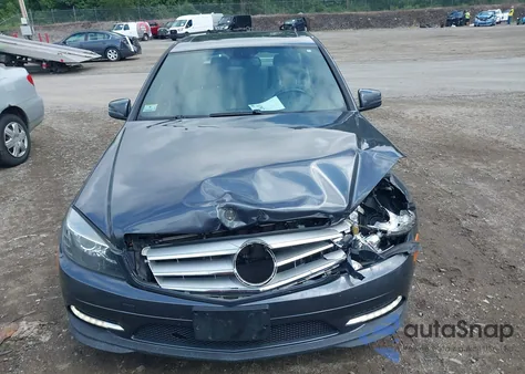 2011 Mercedes-Benz C 300 Luxury 4Matic/Sport 4Matic z USA, uszkodzony, nr VIN WDDGF8BB3BR186552